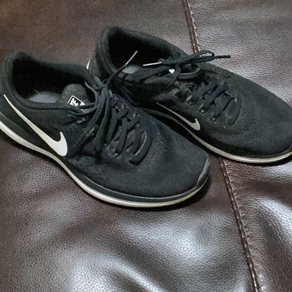 Nike flex sneaker in black.